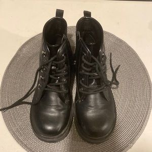 Black laced up boots, big kid 3, equal to woman 5